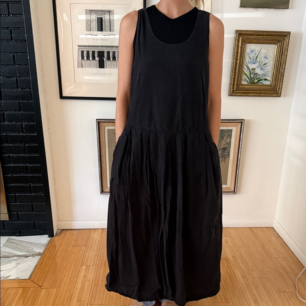 Chic Black Sleeveless Midi Dress